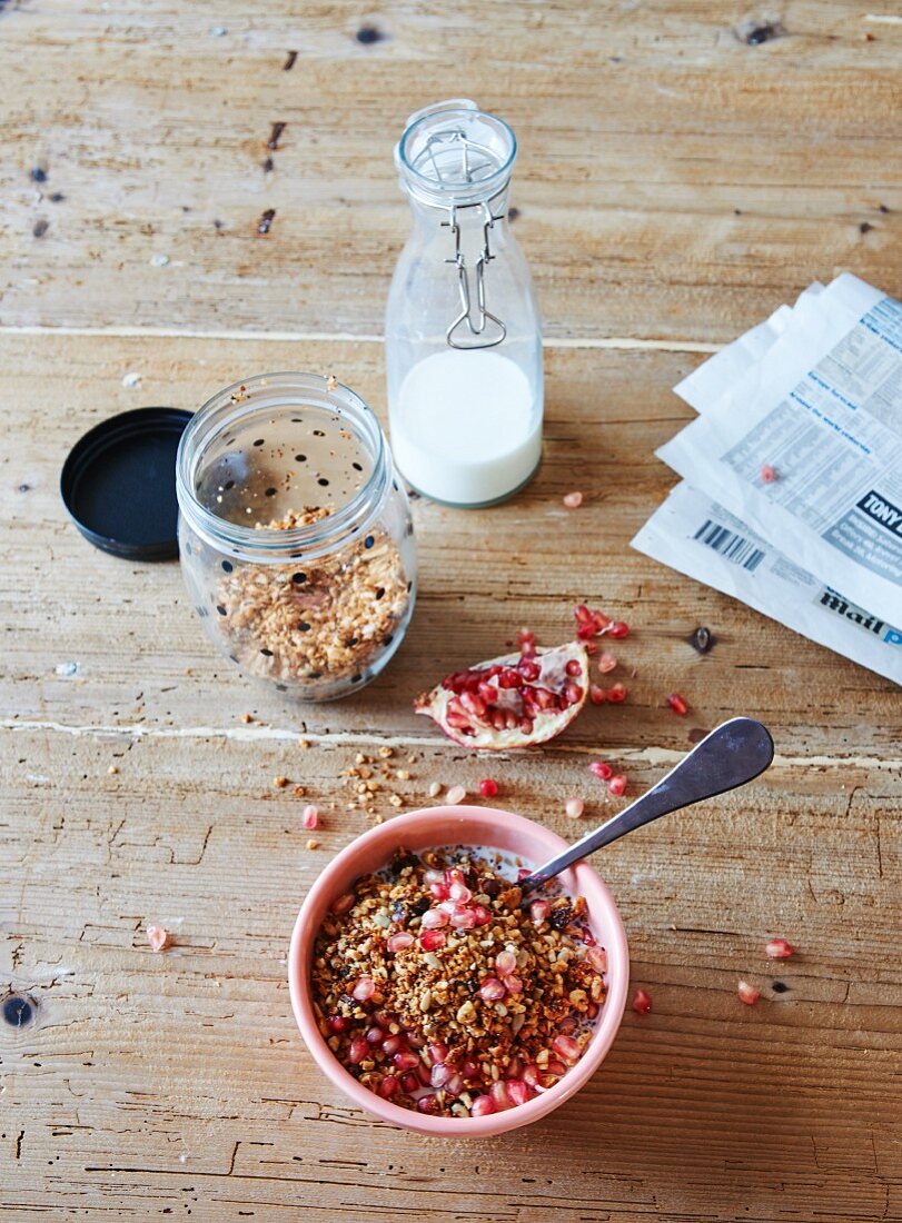 Grain-free nut muesli with pomegranate seeds