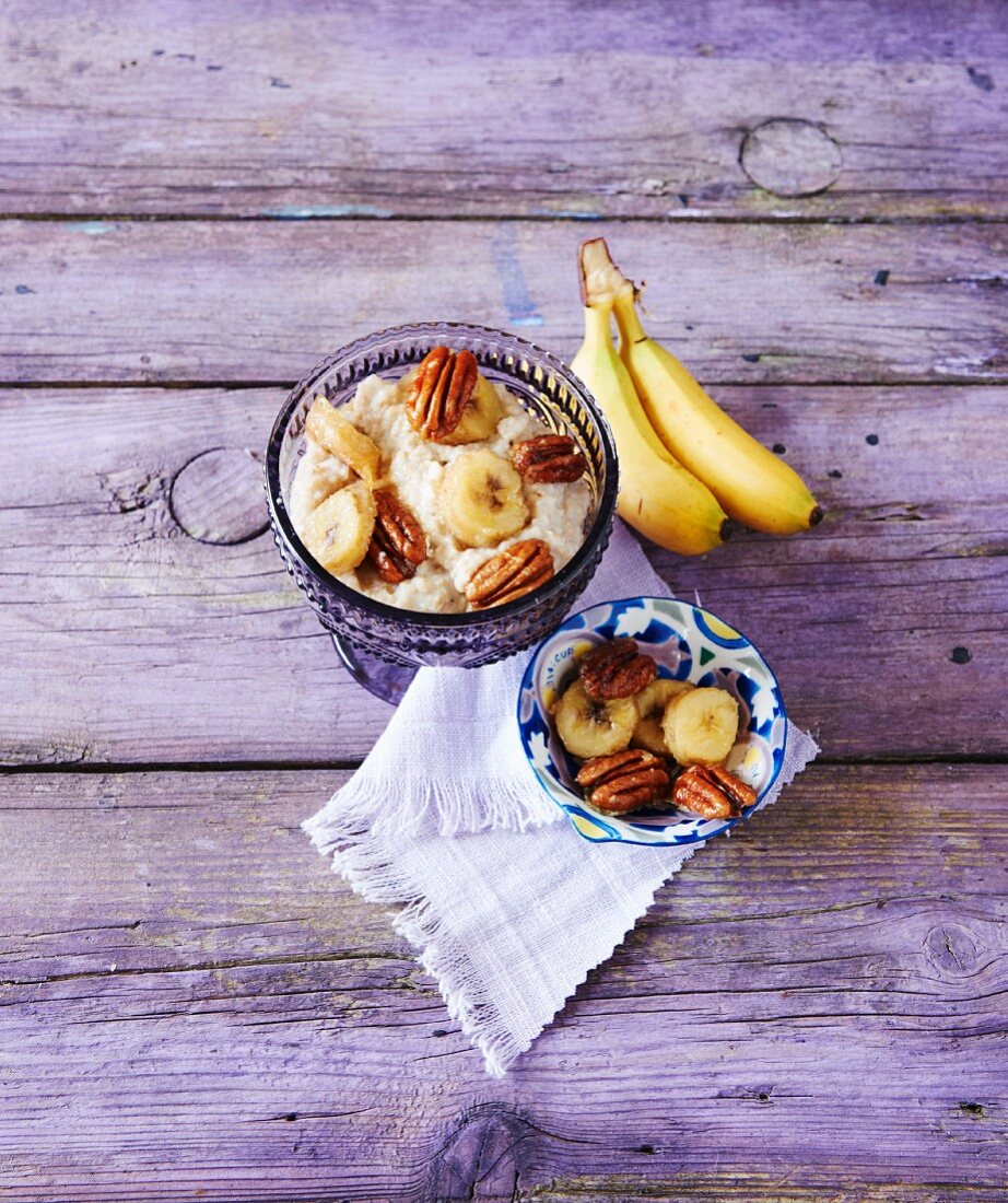 Porridge with bananas and pecans