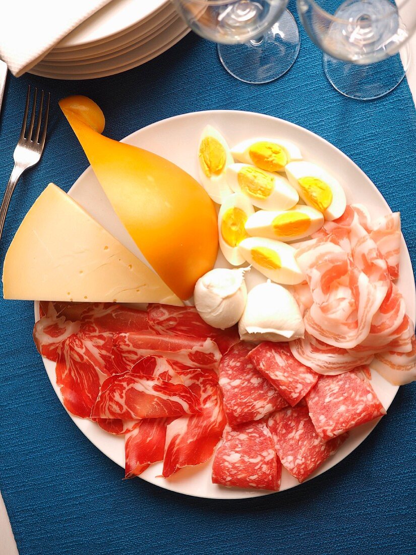 Fellata, traditionelles Ostergericht mit Salami und Käse aus Neapel (Kampanien, Italien)