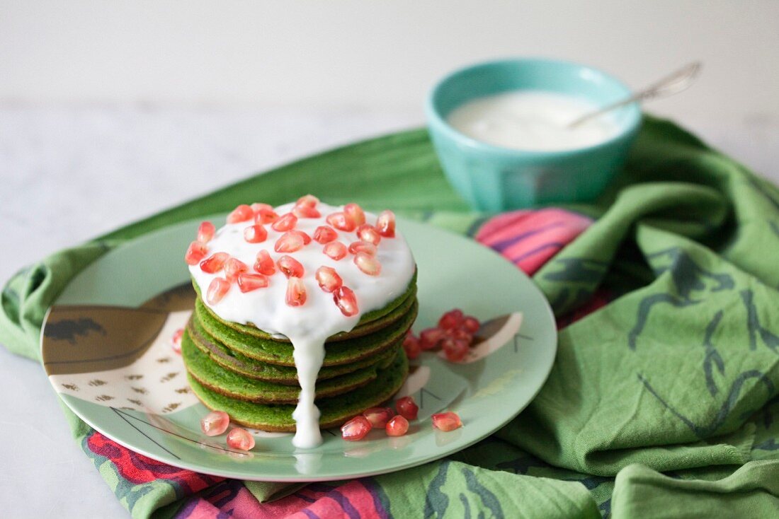 Spinat-Pancakes mit Joghurt und Granatapfelkernen