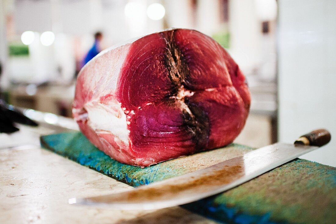 Thunfischfilet auf dem Fischmarkt (Funchal, Madeira)