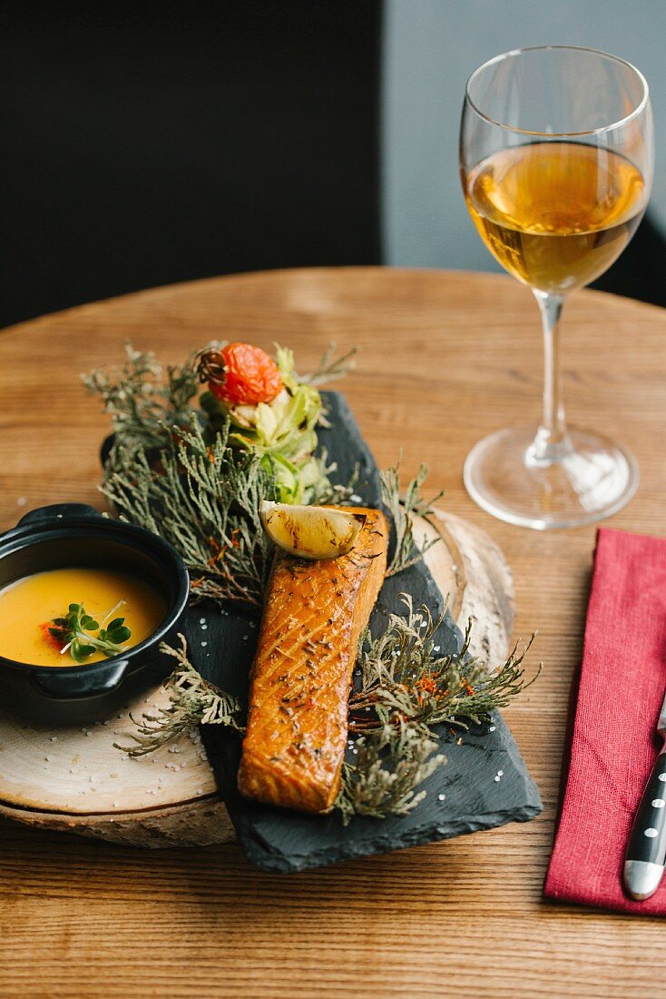 Gegrillter Lachs auf Wacholderzweigen im Restaurant