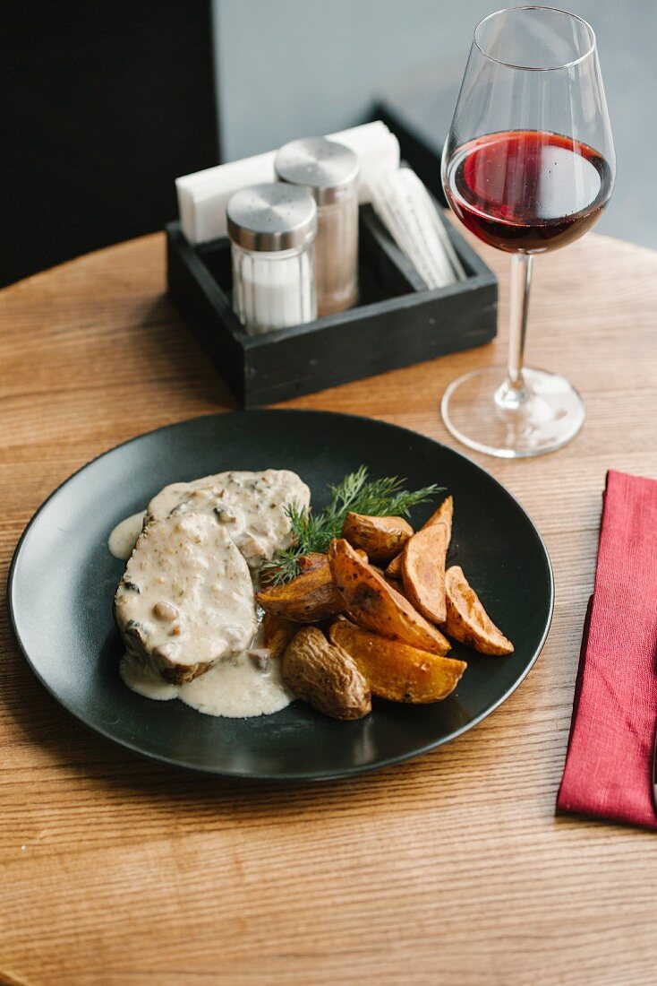 Schweinefilet mit Pilzsauce und Kartoffeln