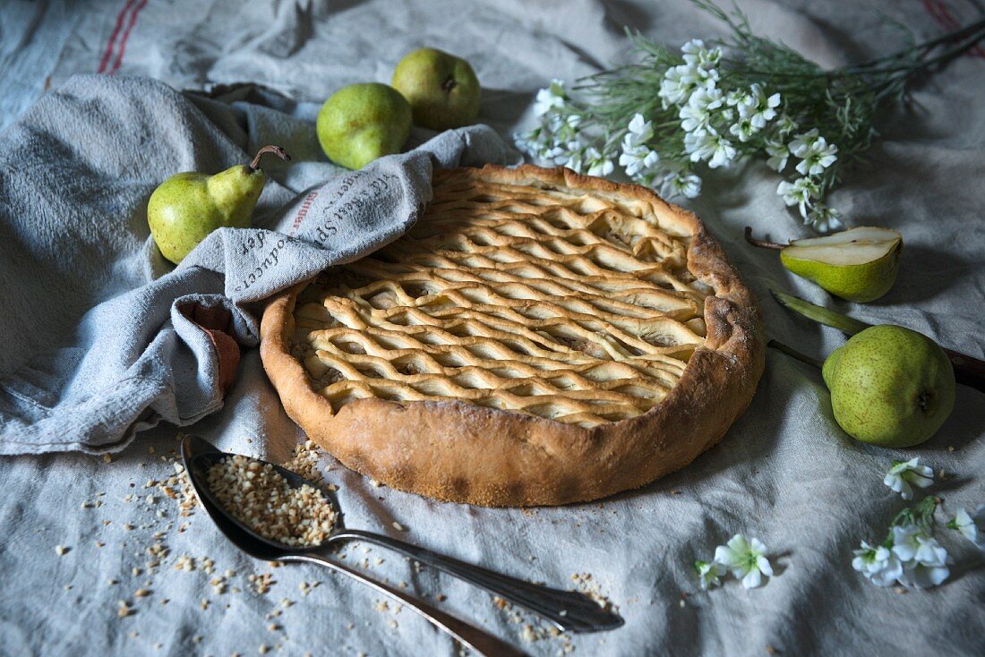 Pear and hazelnut tart (vegan)