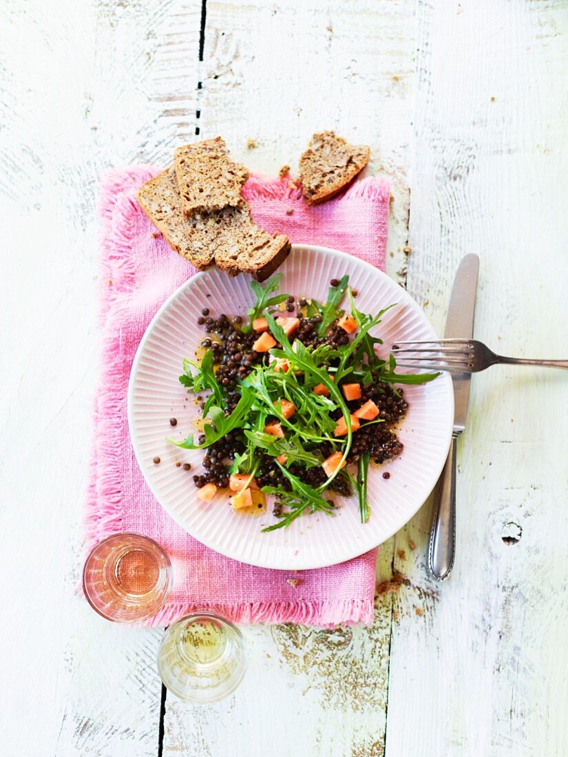 Rocket and lentil salad with papaya chunks