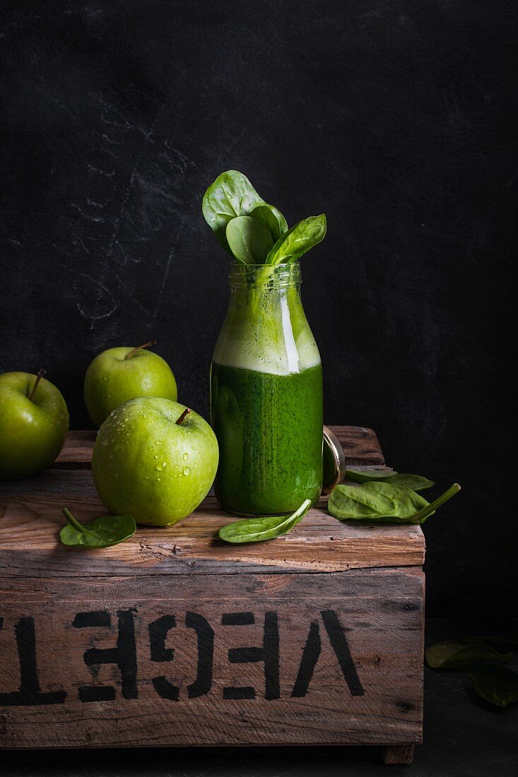 Grüner Smoothie mit Apfel und Spinat