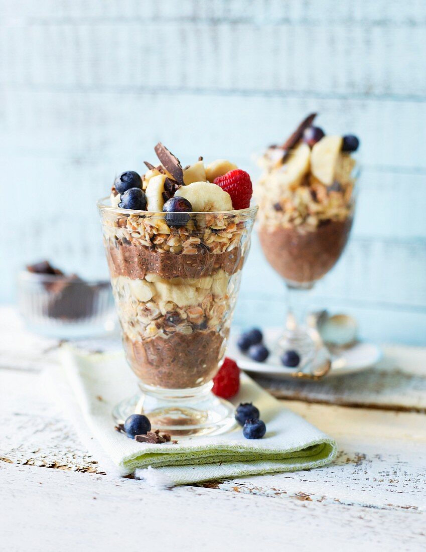 Müsli mit Chia-Schokoladencreme, Granola und Früchten