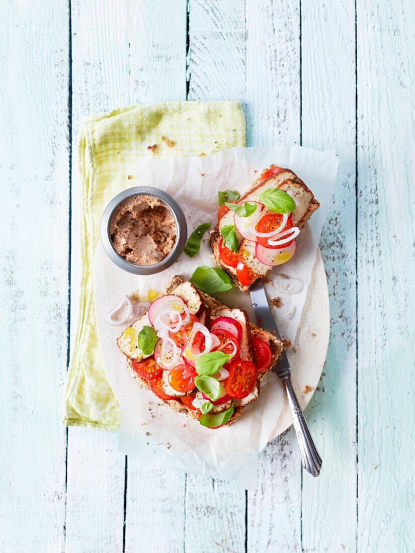 Brotzeitschnitte mit Räuchertofu, Tomaten und Radieschen