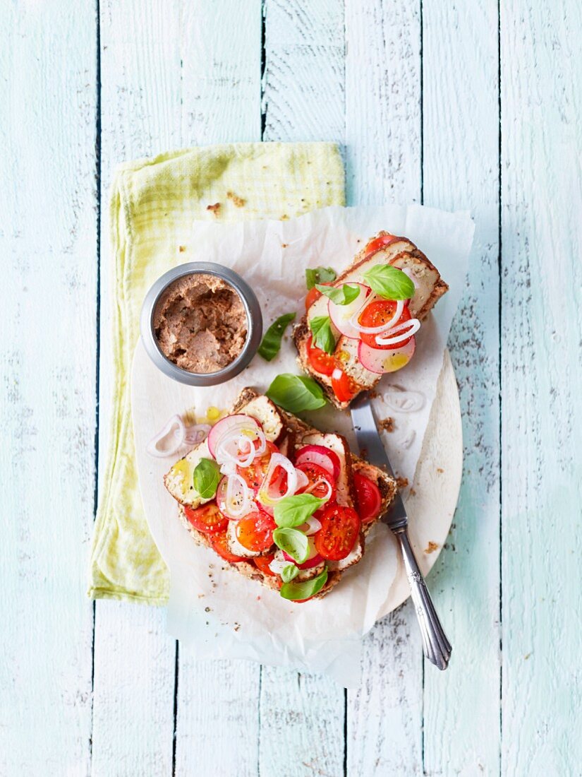 Open sandwiches with smoked meat, tomatoes and radishes