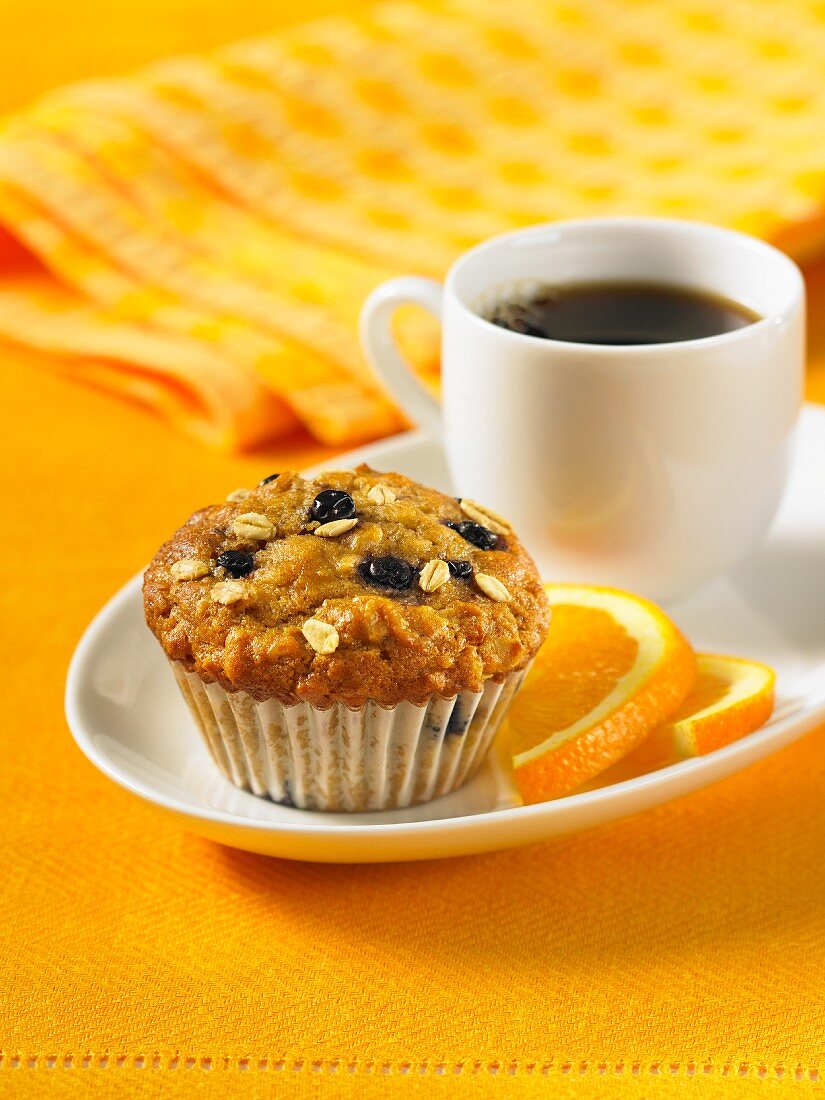 Blaubeermuffin mit Hafermehl und eine Tasse Kaffee