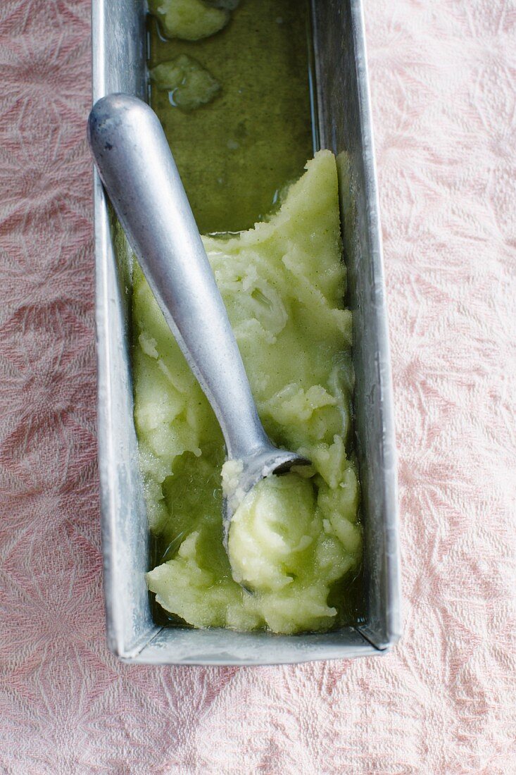 Lemon sorbet with gin and mint