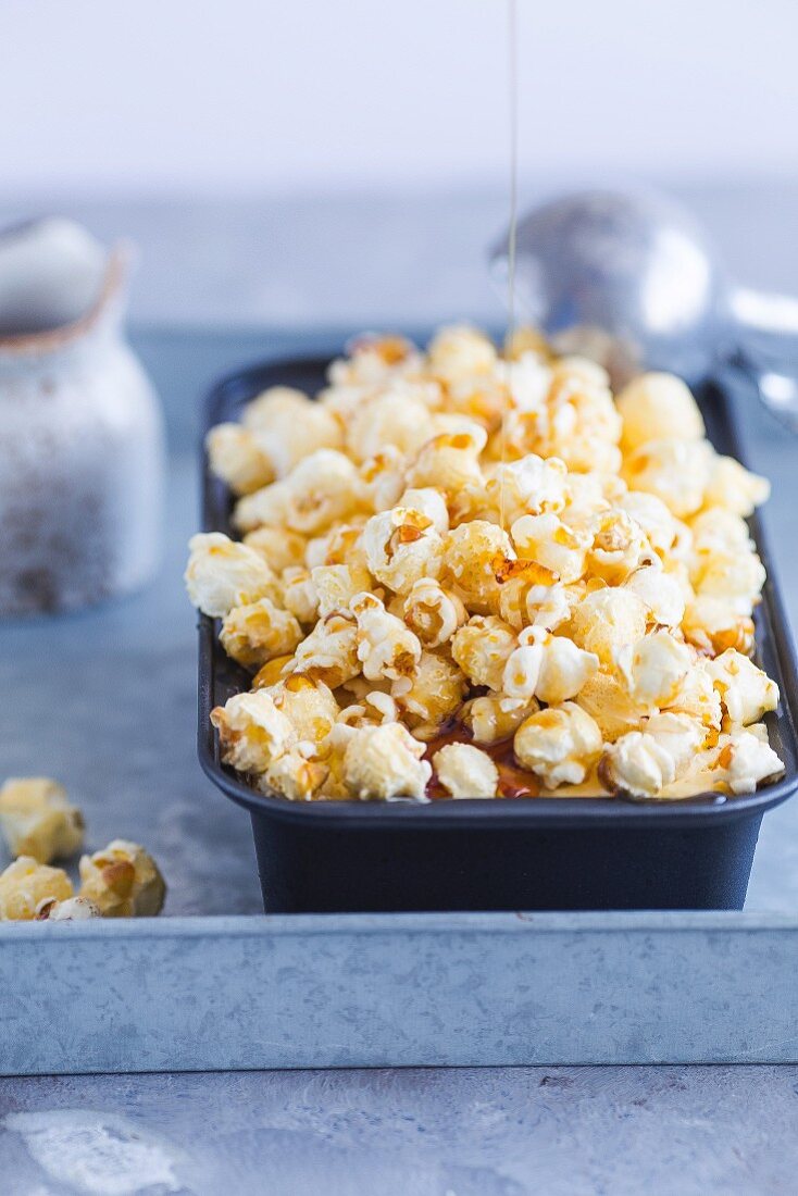 Toffee-Popcorn-Eis in einem Behälter