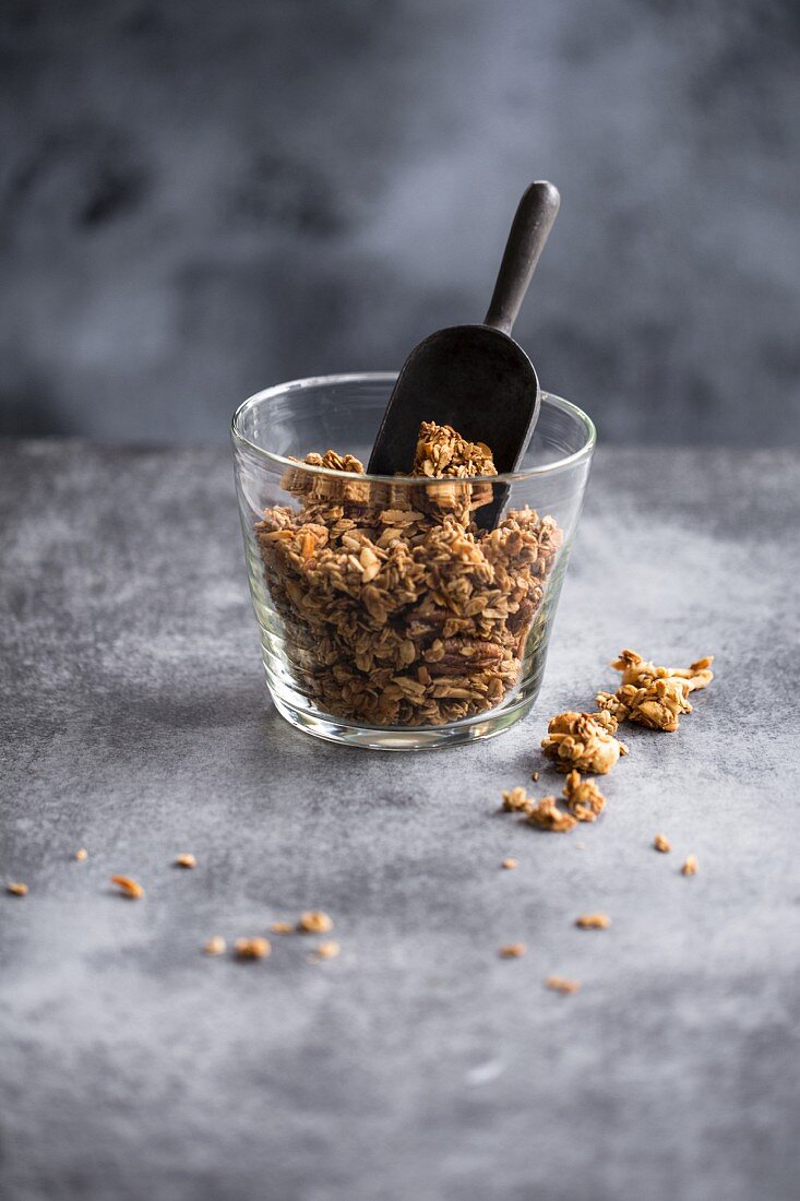 Müsli im Glas mit Schaufel