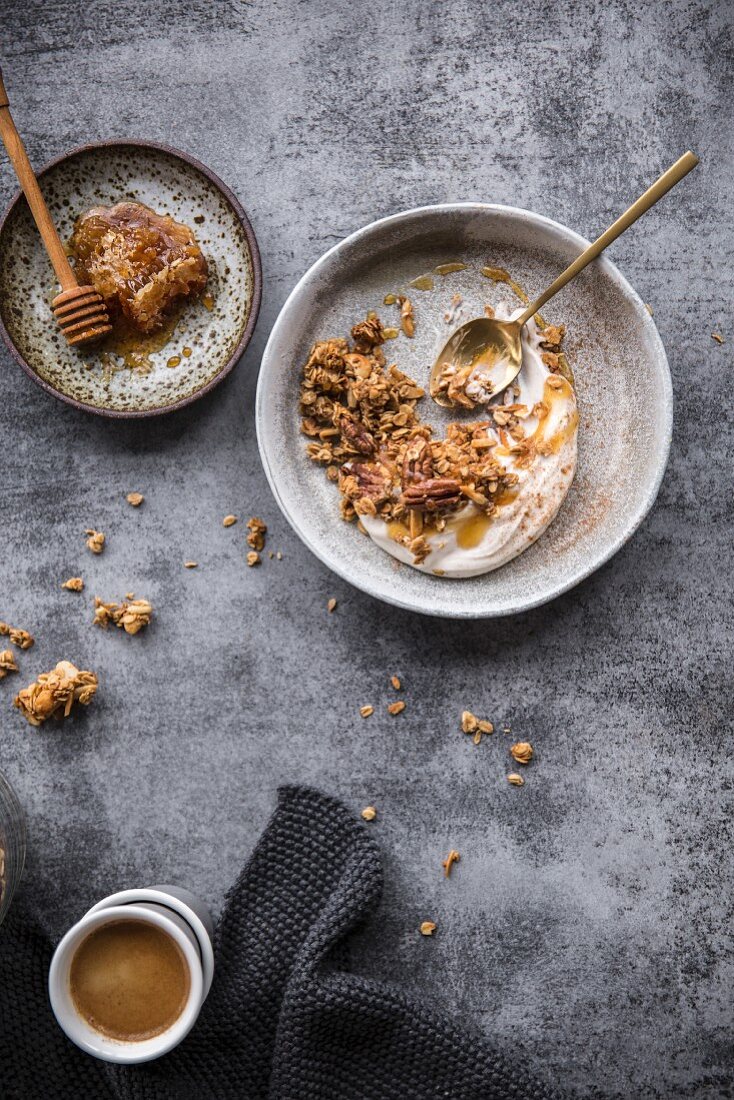 Breakfast cereal with coffee and honey