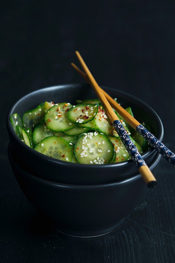 Gurkensalat mit Chili und Sesam (China)