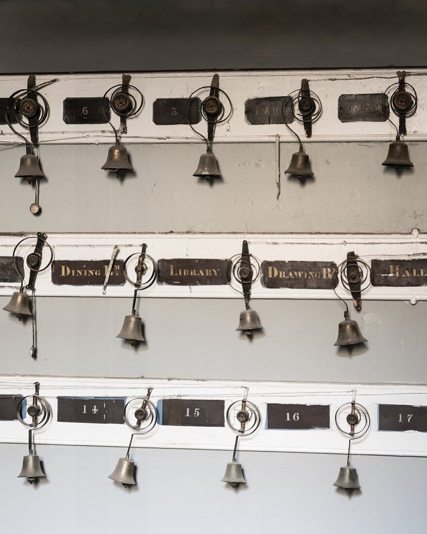 Vintage Schrank mit Schildern und kleinen Glocken