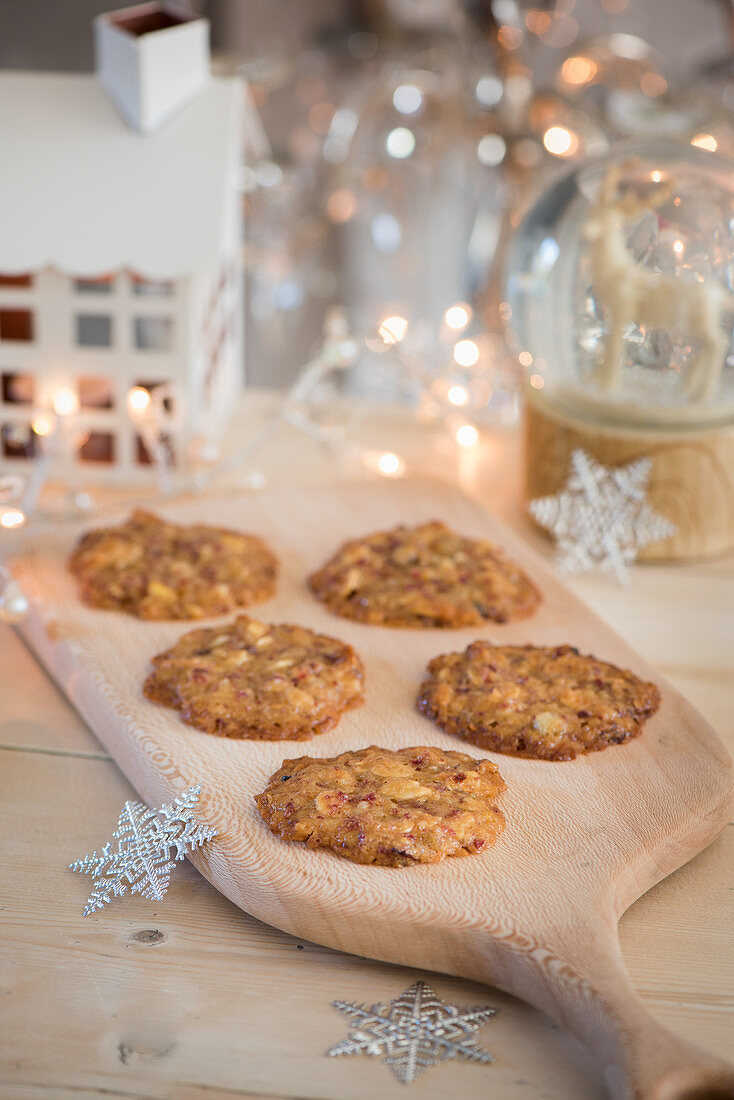 Weihnachtsplätzchen zum Verschenken auf Holzschneidebrett