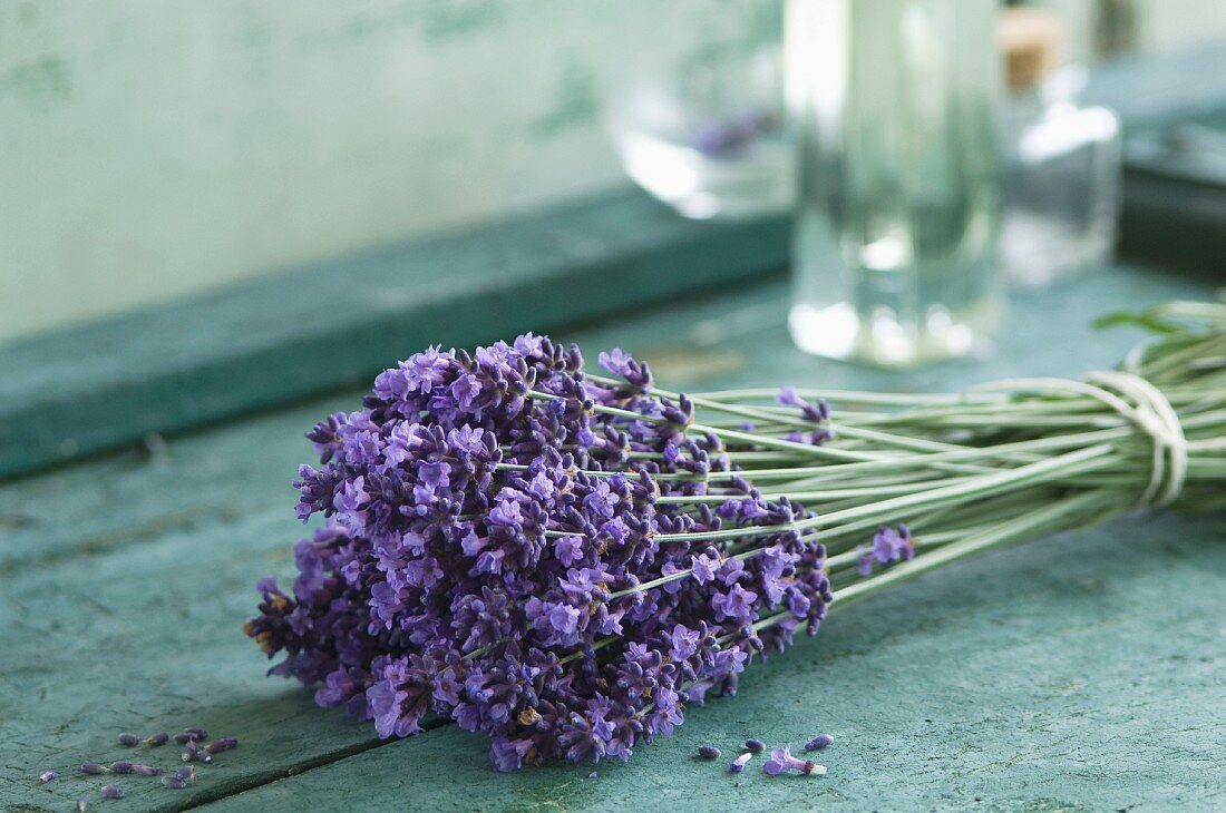 Ein Bund Lavendel auf einem Holztisch