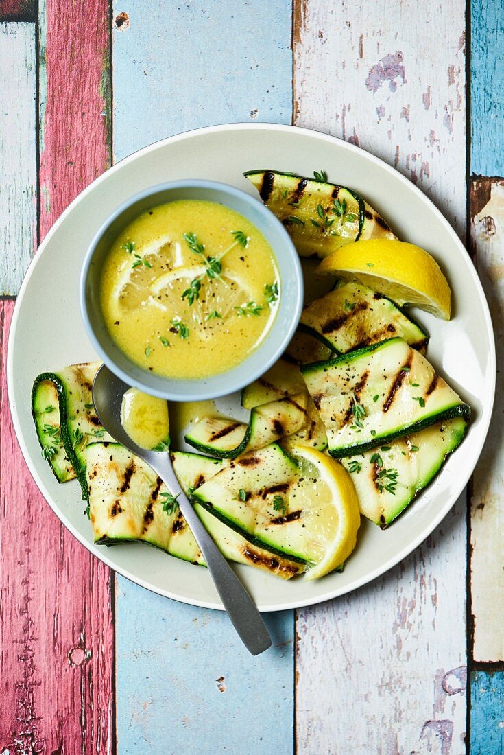 Gegrillte Zucchinistreifen mit Zitronensauce