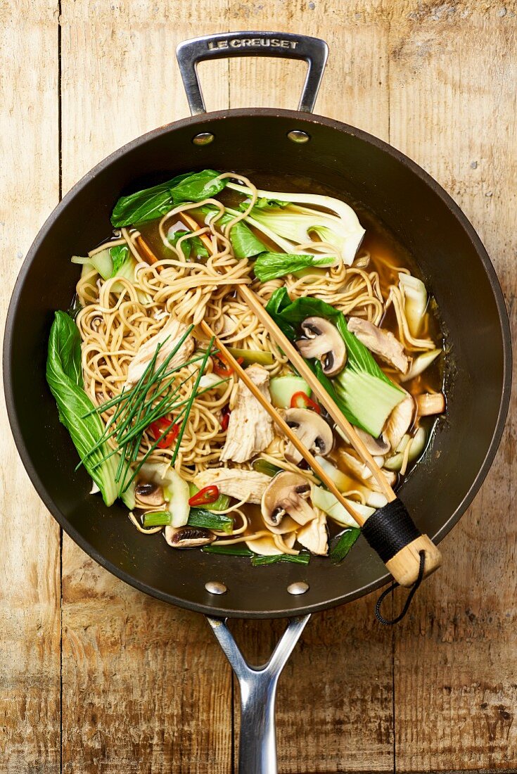 Ramen noodles with chicken, paksoi and mushrooms (Japan)