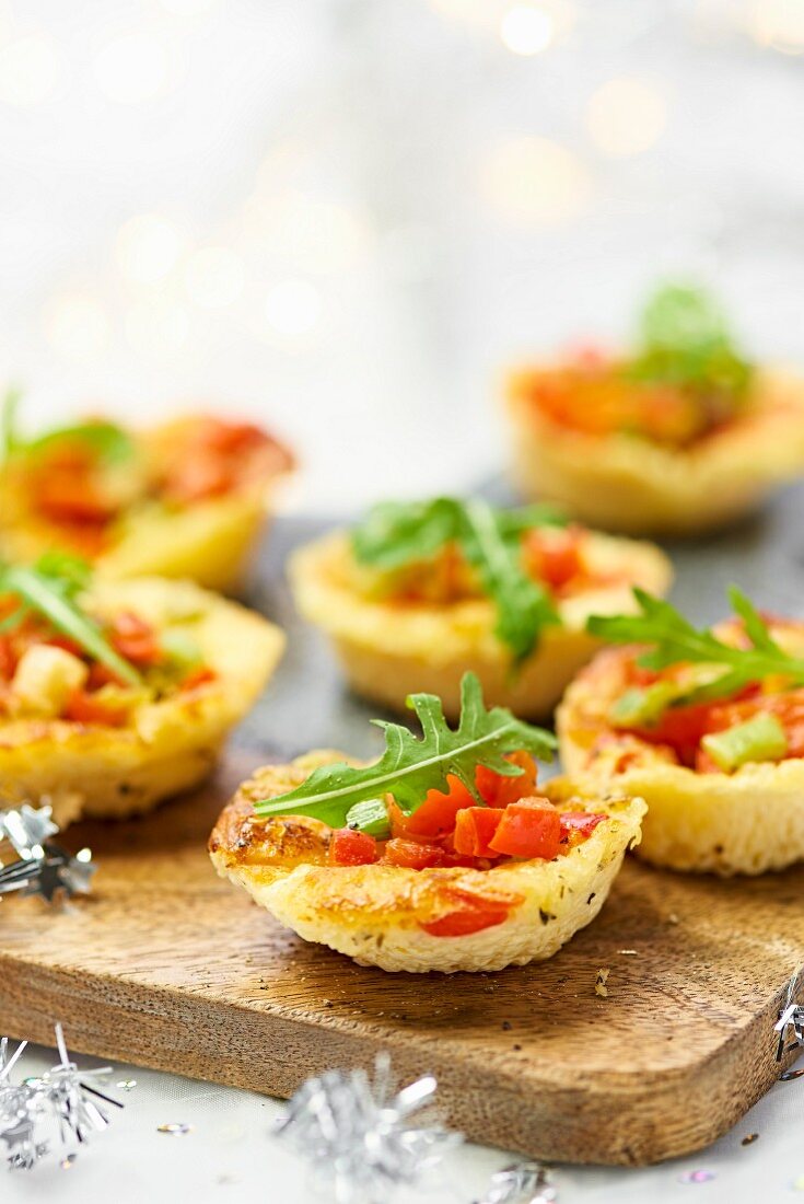 Mini-Fritattas mit Tomaten und Rucola (weihnachtlich)