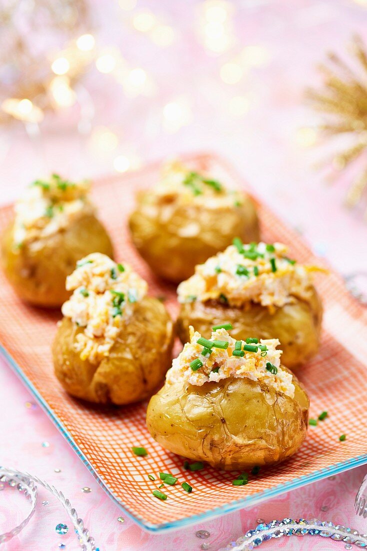 Kleine Baked Potatoes mit Schnittlauchröllchen zu Weihnachten