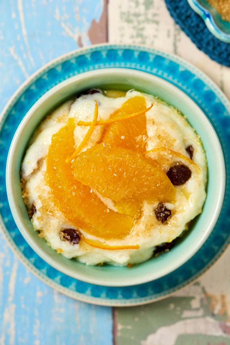 Semolina pudding with oranges and raisins