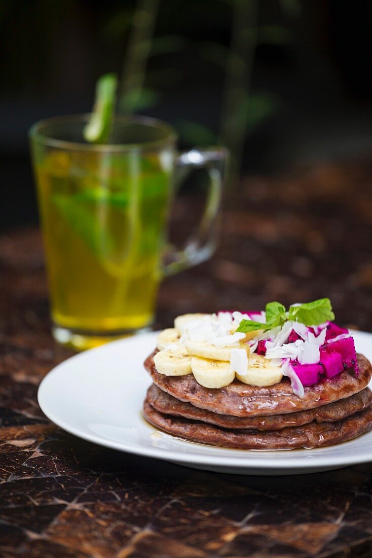 Glutenfreie Pancakes mit Drachenfrucht und Bananenscheiben