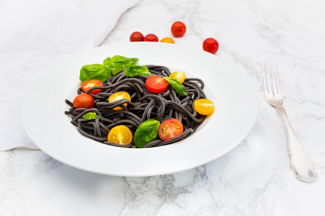 Spaghetti al Nero di Seppia mit Tomaten und Basilikum