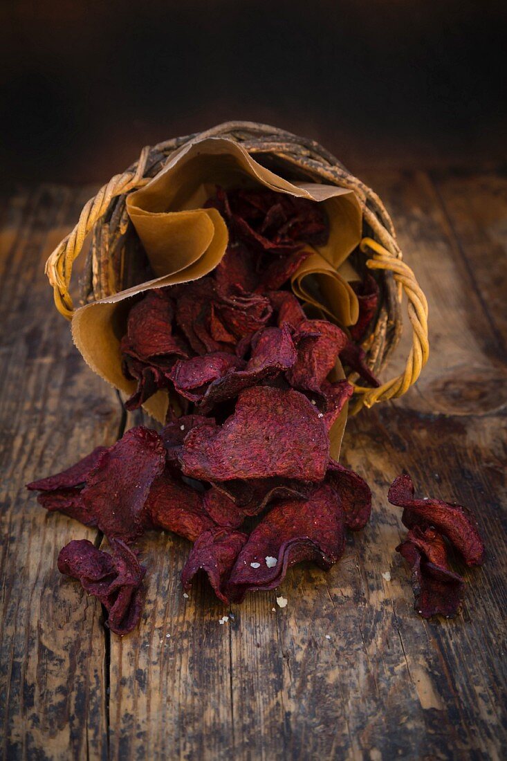 Vegane Rote-Bete-Chips mit Fleur de Sel im Körbchen