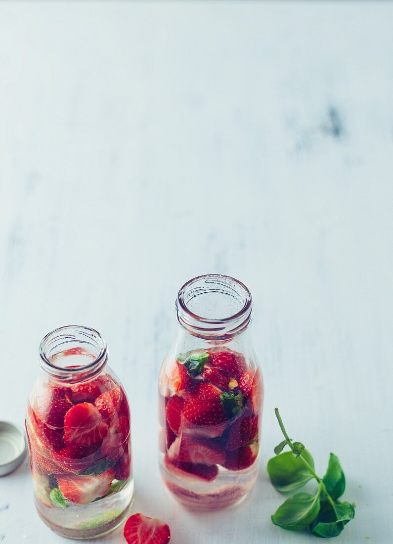 Flavoured Water mit Erdbeeren und Basilikum