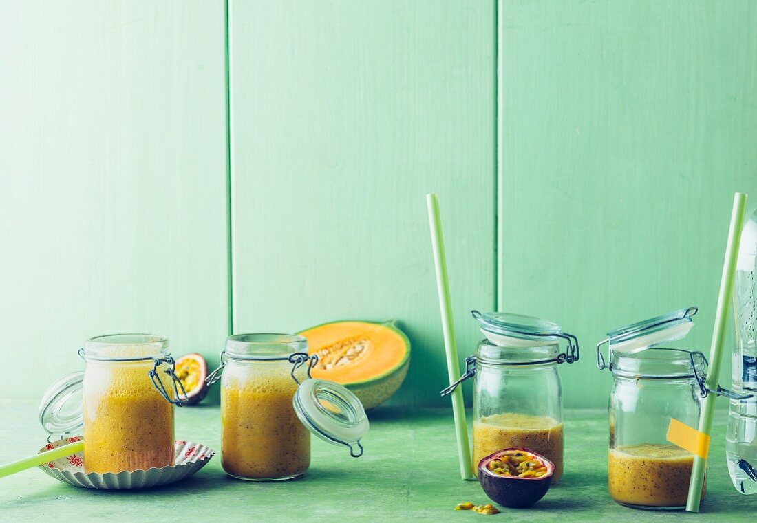 Flavoured Water mit Melone, Passionsfrüchten und Granatapfelsirup 'Agua Fresca'