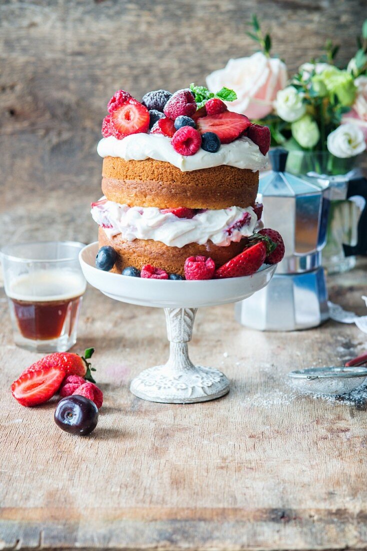 Sponge cake with berries and quark cream