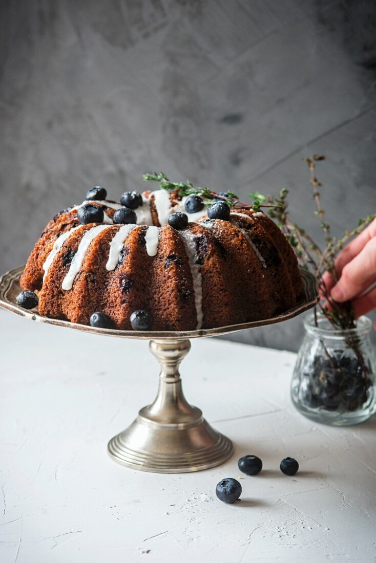 Heidelbeer-Bananen-Kuchen mit Zuckerglasur