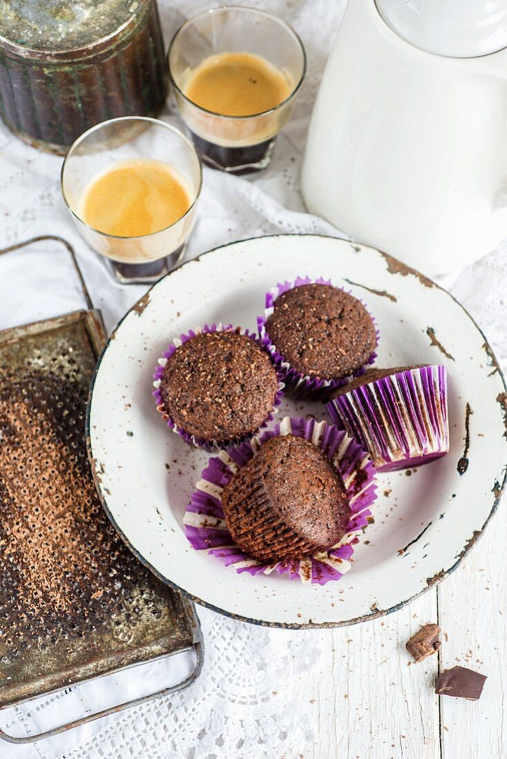 Mini chocolate muffins with coffee
