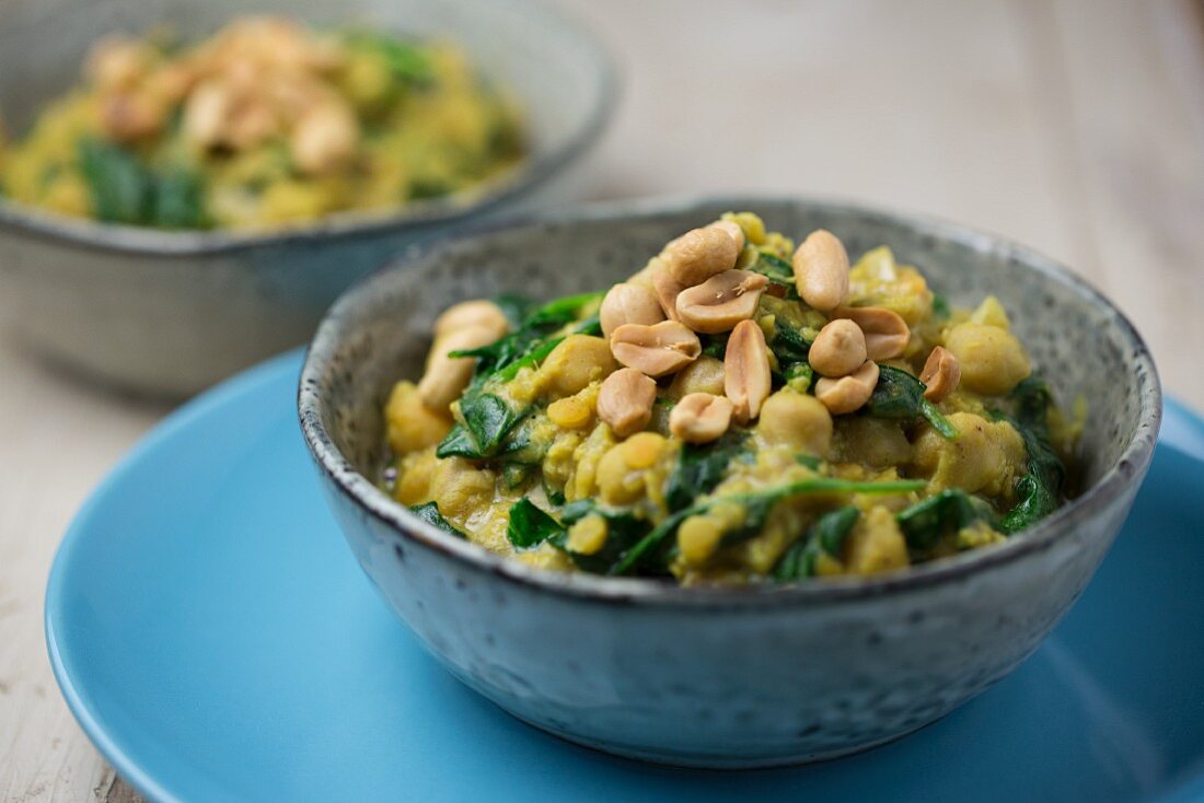 Spinat-Kichererbsen-Curry mit Erdnüssen
