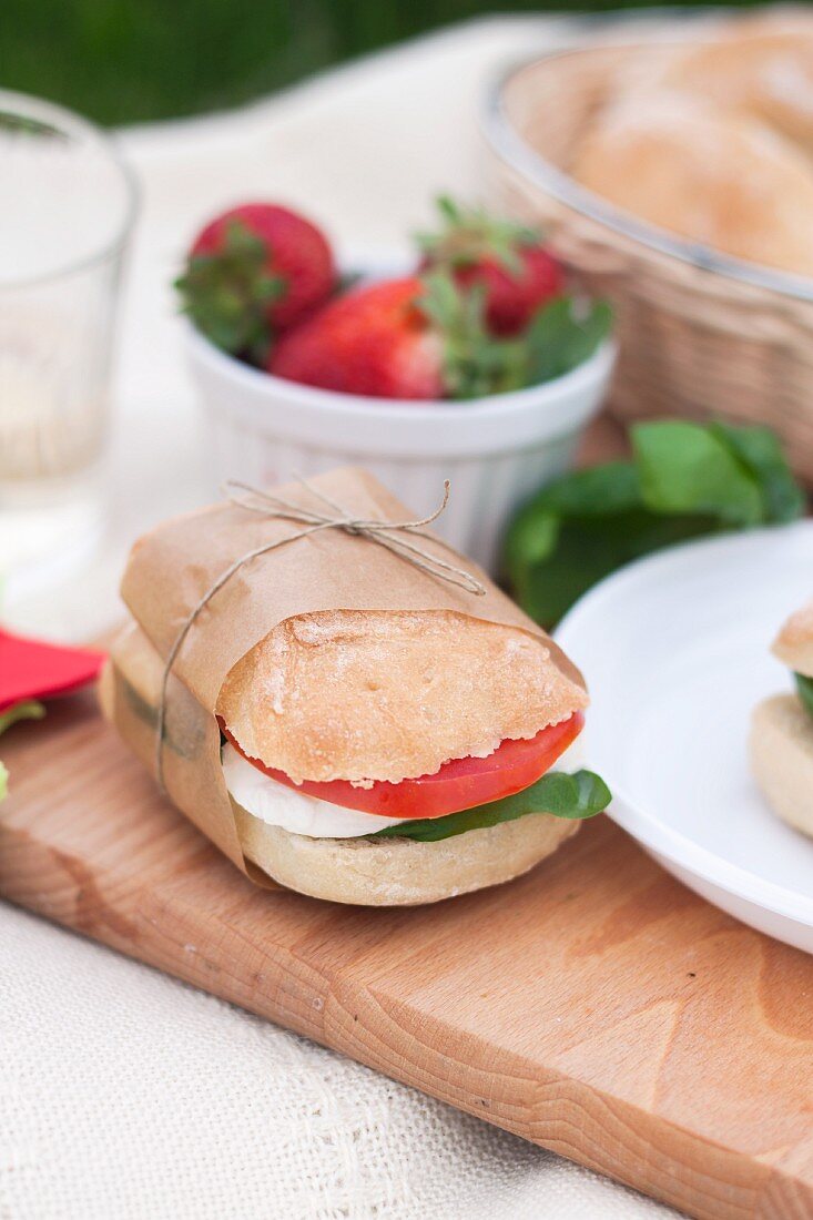 Caprese-Sandwich mit Ciabatta, Mozzarella, Tomate und Basilikum