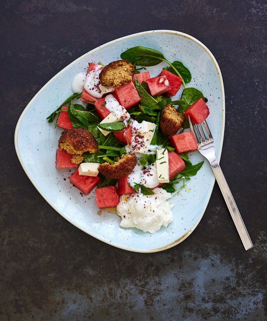 Salat mit Wassermelone, Feta, Spinat und Falafel (Libanon)