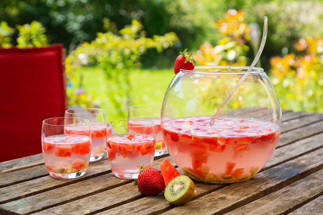 Bowle mit Wassermelone, Erdbeere und Kiwi im Garten
