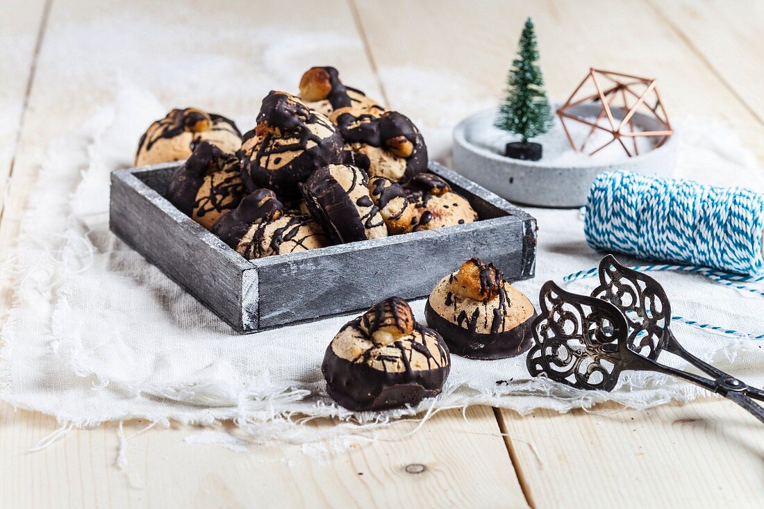 Lebkuchen mit dunkler Schokolade und Mandelpaste zu Weihnachten