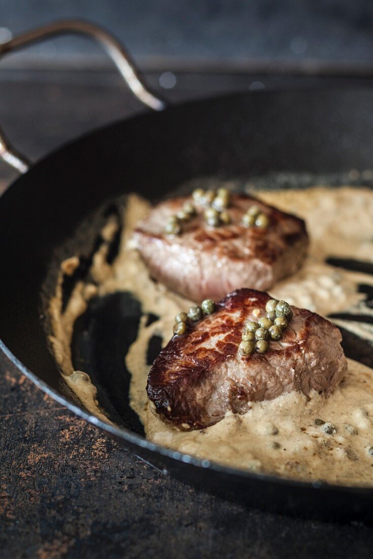 Steak mit grünem Pfeffer und Sahnesauce