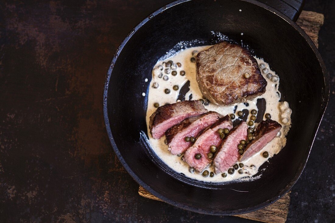 Steak mit grünem Pfeffer und Sahnesauce