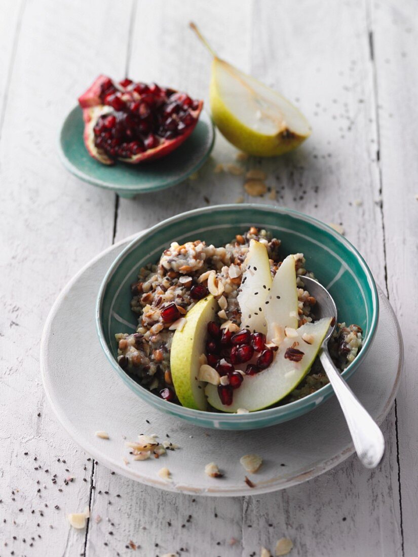 Fünfkorn-Porridge mit Birnen und Granatapfelkernen