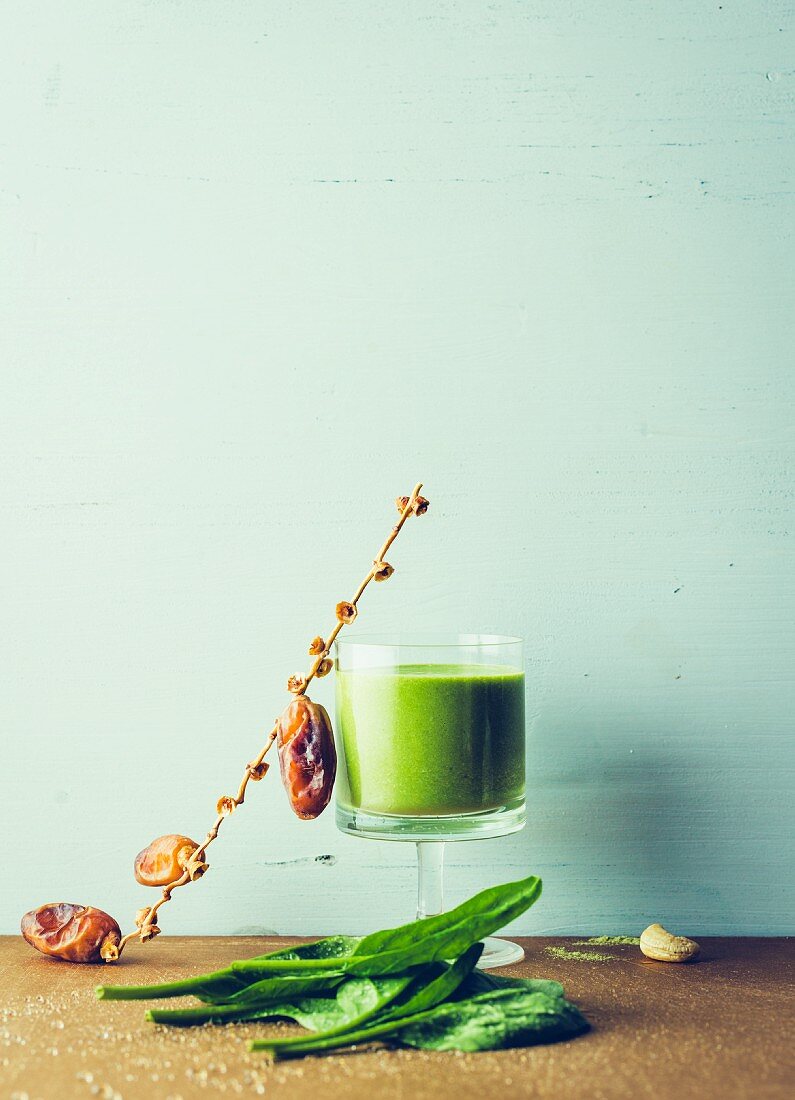 Matcha-Spinat-Milchshake mit Cashewkernen