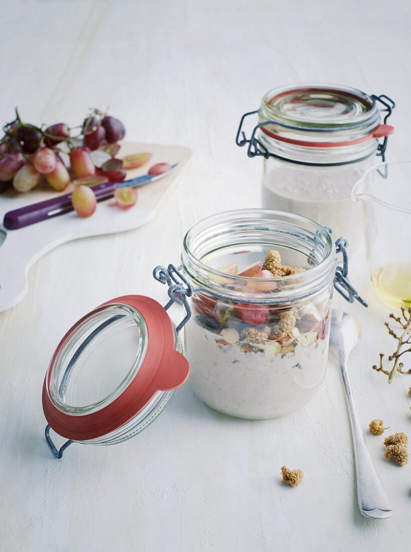 Vegane Overnight Oats mit Kokosmilch, roten Trauben und Maulbeeren