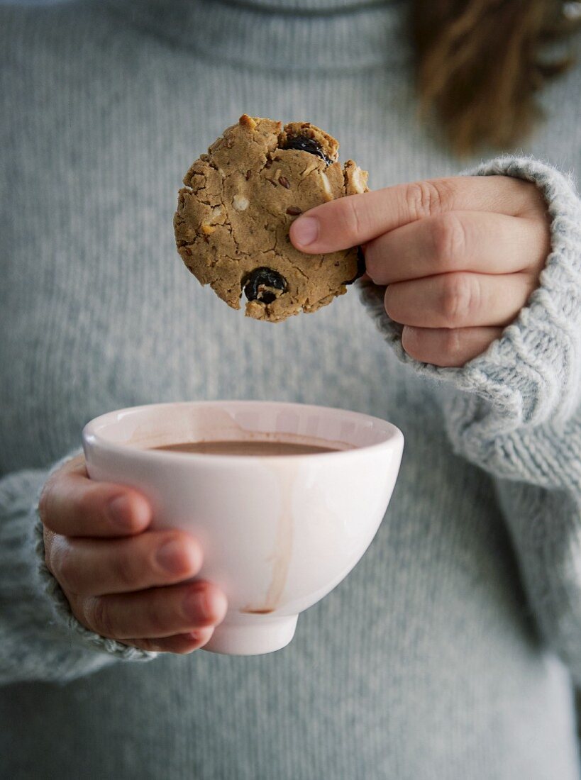 Vegane Teff-Cookies mit getrockneten Sauerkirschen zu Milchkaffee