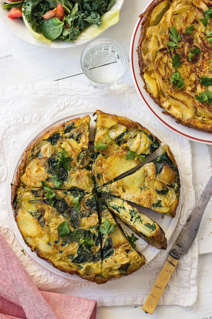 Kartoffeltortilla mit Spinat und Salat