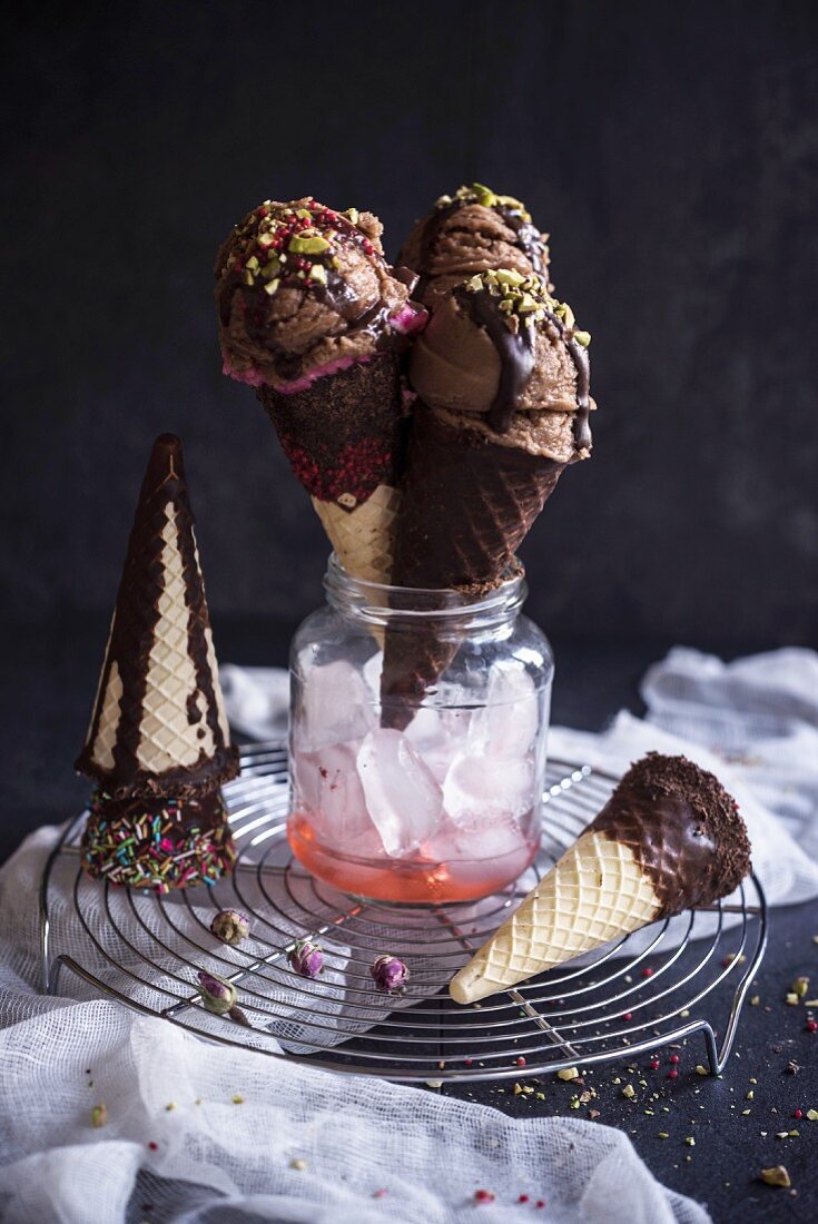 Schokoladeneis mit Pistazien in Waffeltüten