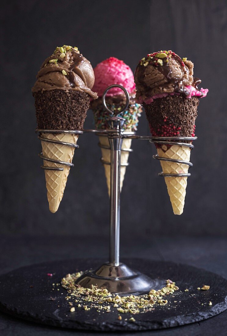 Waffeltüten mit Schokoladeneis und Erdbeereis in Eistütenhalter