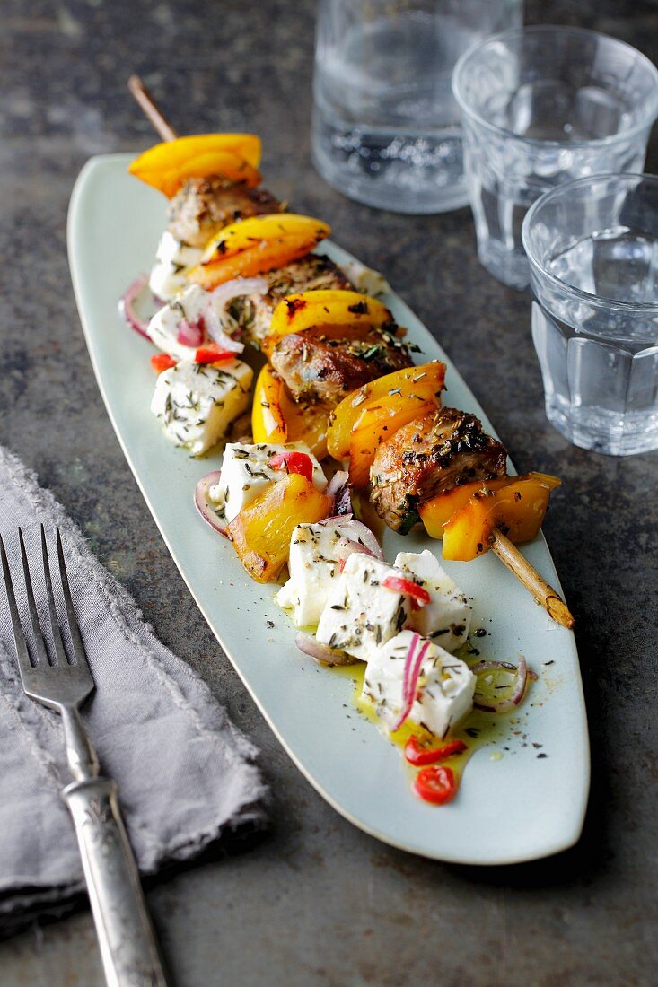 Gegrillte Souvlaki vom Schwein mit mariniertem Feta